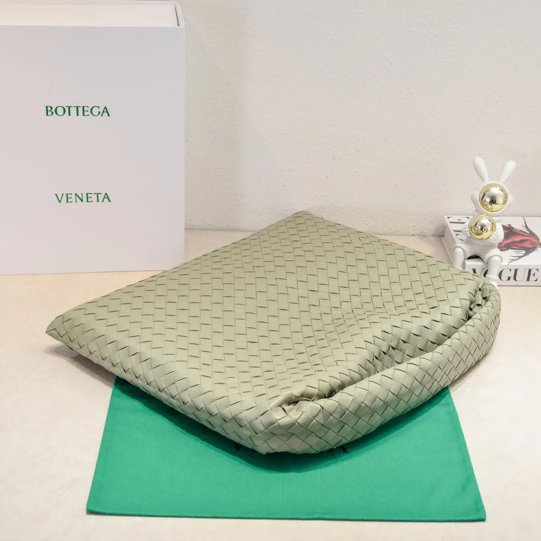 Batch 2160 #Bv New large HOP bag, the bag body and handles are made of a whole piece of woven leather. The bag body is soft and lazy. Hop symbolizes the praise of innovation and eternal craftsmanship [love]. The pyramid silhouette combines practicality and fashion. Modern and casual, the bag mouth is double-sided closed design, more convenient and safe! The cowhide texture also makes the bag more wear-resistant and durable. A must-have for fashionable ladies who like minimalism yet comfortable and casual! Size: 54x24x13, Model: 3970#